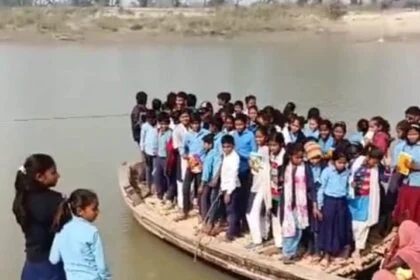 खगड़िया: कोशी नदी पार कर स्कूल जाने को मजबूर स्कूली बच्चे, नाव पर क्षमता से अधिक सवार, बड़ी दुर्घटना की आशंका 25