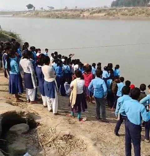 खगड़िया: कोशी नदी पार कर स्कूल जाने को मजबूर स्कूली बच्चे, नाव पर क्षमता से अधिक सवार, बड़ी दुर्घटना की आशंका 3