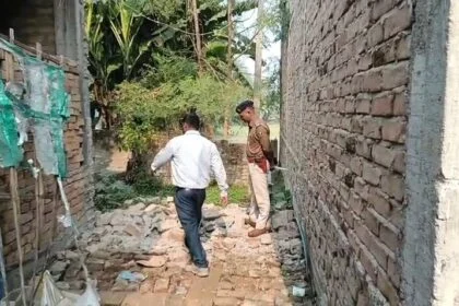 समस्तीपुर: रंगदारी न देने पर दबंगों का तांडव, शिक्षक के निर्माणाधीन घर की दीवार ढहाई 55