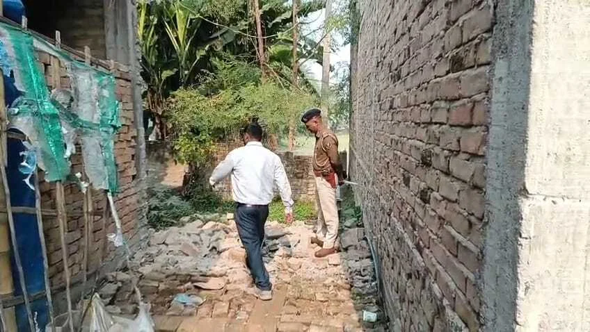 समस्तीपुर: रंगदारी न देने पर दबंगों का तांडव, शिक्षक के निर्माणाधीन घर की दीवार ढहाई 1