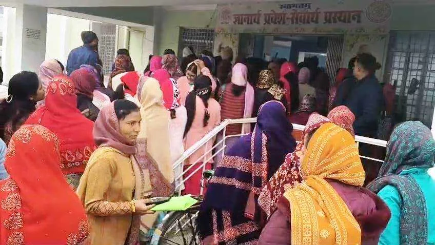 समस्तीपुर: आजाद चौक शिक्षक प्रशिक्षण कॉलेज में बवाल, घटिया खाने और तालेबंदी को लेकर शिक्षकों का प्रदर्शन 1