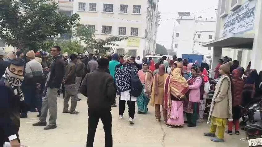 समस्तीपुर: आजाद चौक शिक्षक प्रशिक्षण कॉलेज में बवाल, घटिया खाने और तालेबंदी को लेकर शिक्षकों का प्रदर्शन 2