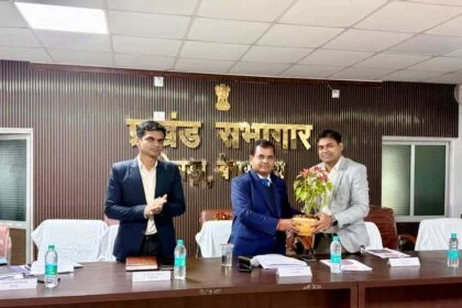 तेघड़ा प्रखंड में नव प्रभार ग्रहण करने के बाद जिला पदाधिकारी का दौरा, सभी विभागों के साथ हुई सख्त समीक्षात्मक बैठक 16