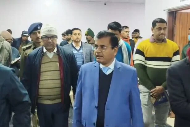 बेगूसराय के डीएम श्रीकांत शास्त्री ने किया सदर अस्पताल का औचक निरीक्षण, व्यवस्थाओं को और बेहतर करने के दिए निर्देश 5