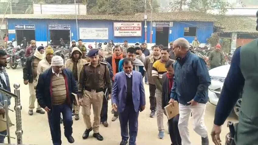 बेगूसराय के डीएम श्रीकांत शास्त्री ने किया सदर अस्पताल का औचक निरीक्षण, व्यवस्थाओं को और बेहतर करने के दिए निर्देश 2