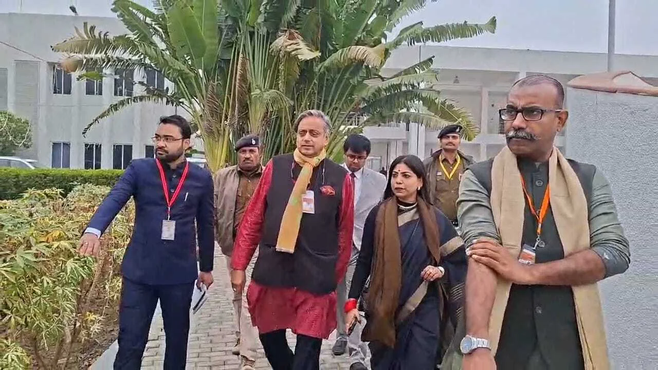 नालंदा लिटरेचर फेस्टिवल 2025 के मौके पर कांग्रेस सांसद शशि थरूर ने भोजपुरी आर्ट, मगही आर्ट, मिथिला आर्ट एवं नॉर्थ ईस्ट आर्ट का किया निरीक्षण 3