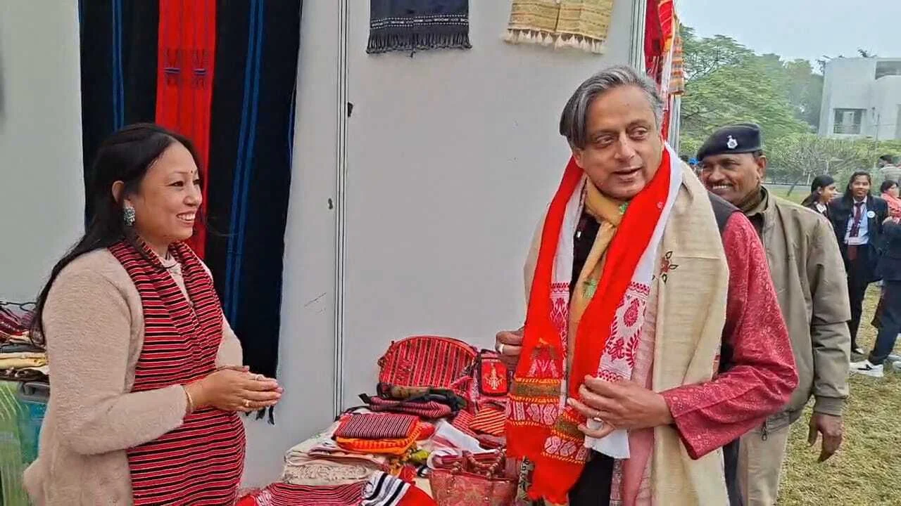 नालंदा लिटरेचर फेस्टिवल 2025 के मौके पर कांग्रेस सांसद शशि थरूर ने भोजपुरी आर्ट, मगही आर्ट, मिथिला आर्ट एवं नॉर्थ ईस्ट आर्ट का किया निरीक्षण 2