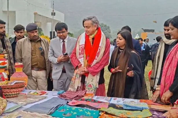 नालंदा लिटरेचर फेस्टिवल 2025 के मौके पर कांग्रेस सांसद शशि थरूर ने भोजपुरी आर्ट, मगही आर्ट, मिथिला आर्ट एवं नॉर्थ ईस्ट आर्ट का किया निरीक्षण 1