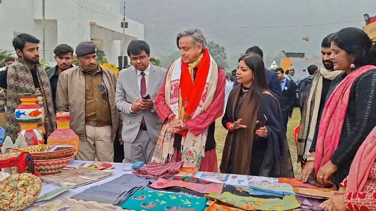 नालंदा लिटरेचर फेस्टिवल 2025 के मौके पर कांग्रेस सांसद शशि थरूर ने भोजपुरी आर्ट, मगही आर्ट, मिथिला आर्ट एवं नॉर्थ ईस्ट आर्ट का किया निरीक्षण 5