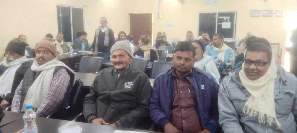 पंचायत एवं प्रखण्ड स्तरीय कर्मी और पदाधिकारी नियमित रूप से क्षेत्र में रहकर ससमय शिकायतों का निपटारा करें – डीएम 4