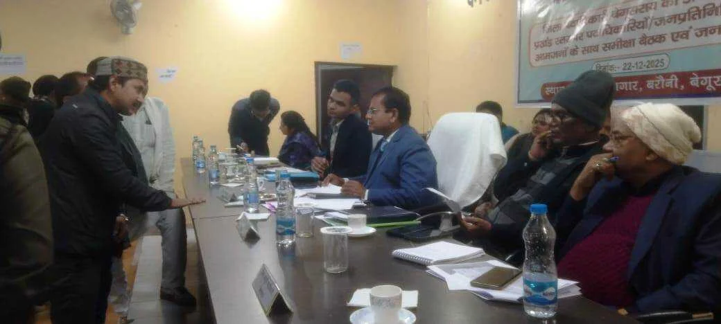 पंचायत एवं प्रखण्ड स्तरीय कर्मी और पदाधिकारी नियमित रूप से क्षेत्र में रहकर ससमय शिकायतों का निपटारा करें – डीएम 6