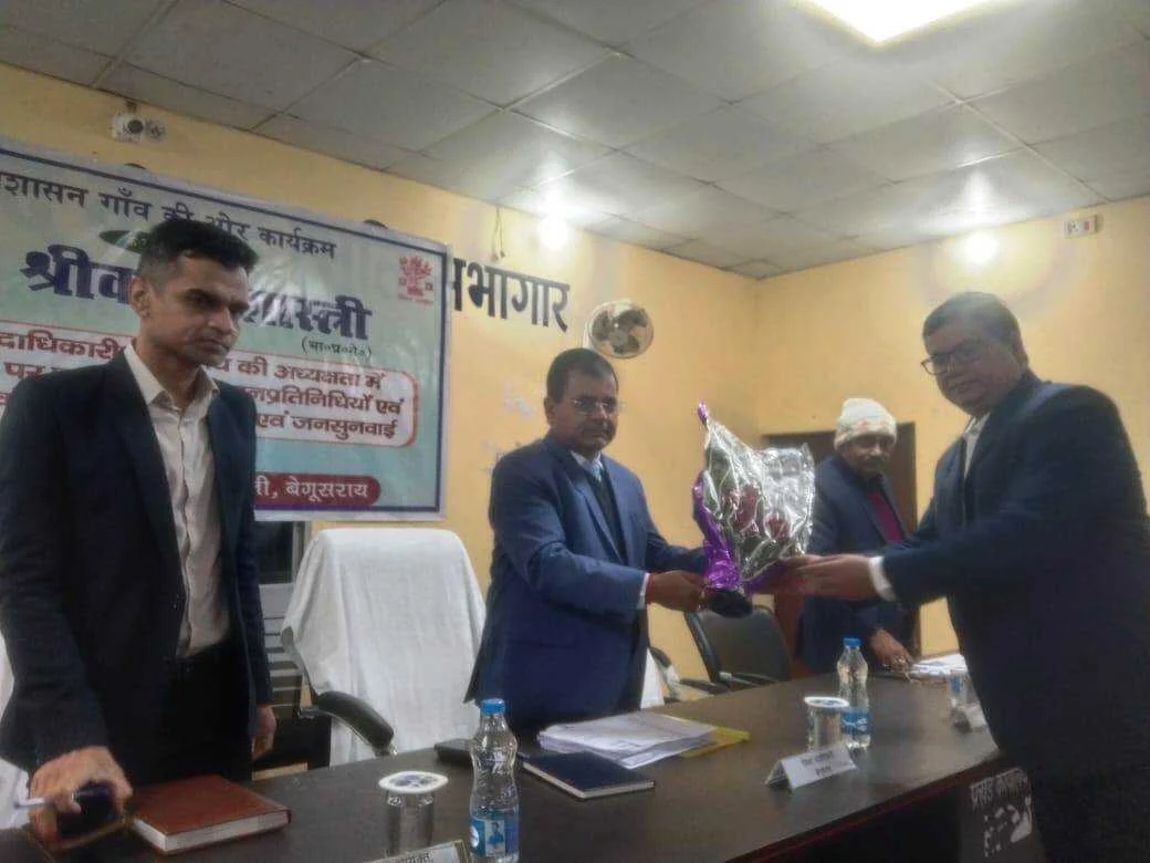 पंचायत एवं प्रखण्ड स्तरीय कर्मी और पदाधिकारी नियमित रूप से क्षेत्र में रहकर ससमय शिकायतों का निपटारा करें – डीएम 7