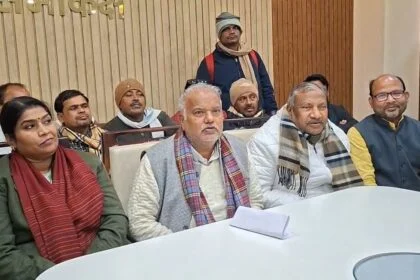 बिहार सरकार के परिवहन मंत्री श्रवण कुमार ने बिहार शरीफ परिषद में किया प्रेस वार्ता,15 दिन में सभी सार्वजनिक वाहनों में ट्रैकिंग सिस्टम अनिवार्य, लापरवाही पर कंपनियों पर गिरेगी गाज 6