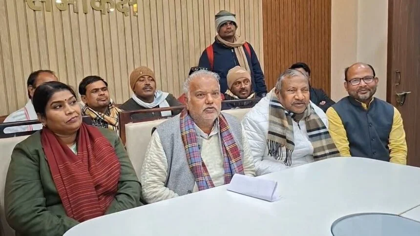 बिहार सरकार के परिवहन मंत्री श्रवण कुमार ने बिहार शरीफ परिषद में किया प्रेस वार्ता,15 दिन में सभी सार्वजनिक वाहनों में ट्रैकिंग सिस्टम अनिवार्य, लापरवाही पर कंपनियों पर गिरेगी गाज 1