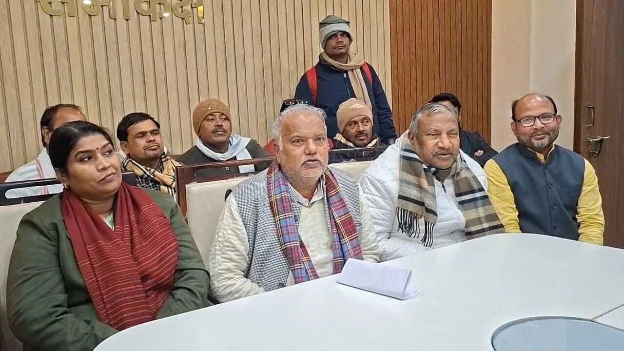 बिहार सरकार के परिवहन मंत्री श्रवण कुमार ने बिहार शरीफ परिषद में किया प्रेस वार्ता,15 दिन में सभी सार्वजनिक वाहनों में ट्रैकिंग सिस्टम अनिवार्य, लापरवाही पर कंपनियों पर गिरेगी गाज 5