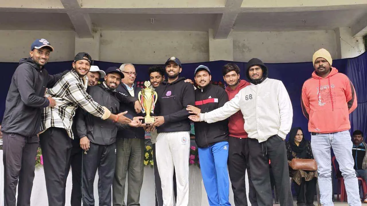 बरौनी APSM कॉलेज में संपन्न हुई अंतर महाविद्यालय क्रिकेट प्रतियोगिता, मधुबनी को हराकर पीजी एथलेटिक्स बना चैंपियन 10