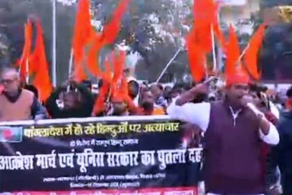 बिहार शरीफ के अस्पताल चौराहा पर में दीपू रविदास की हत्या के विरोध में बजरंग दल विश्व हिंदू परिषद ने निकाला आक्रोश मार्च, बांग्लादेश के पीएम यूनुस खान का किया पुतला दहन 19