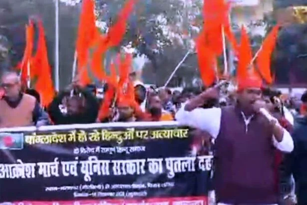 बिहार शरीफ के अस्पताल चौराहा पर में दीपू रविदास की हत्या के विरोध में बजरंग दल विश्व हिंदू परिषद ने निकाला आक्रोश मार्च, बांग्लादेश के पीएम यूनुस खान का किया पुतला दहन 5