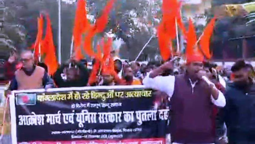 बिहार शरीफ के अस्पताल चौराहा पर में दीपू रविदास की हत्या के विरोध में बजरंग दल विश्व हिंदू परिषद ने निकाला आक्रोश मार्च, बांग्लादेश के पीएम यूनुस खान का किया पुतला दहन 5