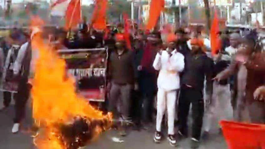 बिहार शरीफ के अस्पताल चौराहा पर में दीपू रविदास की हत्या के विरोध में बजरंग दल विश्व हिंदू परिषद ने निकाला आक्रोश मार्च, बांग्लादेश के पीएम यूनुस खान का किया पुतला दहन 2