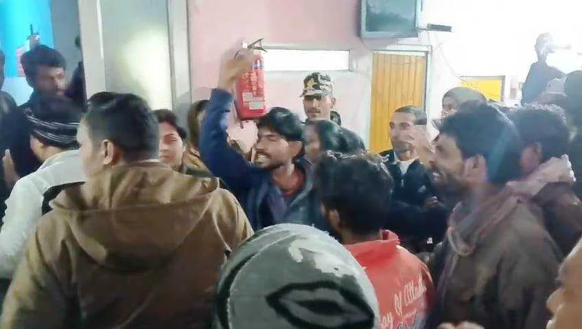 समस्तीपुर में इलाज के दौरान महिला की मौत: बच्चादानी के ऑपरेशन में बिगड़ी महिला की तबीयत, परिजनों का 'C Max Hospital' में किया भारी हंगामा 2