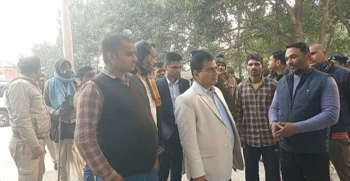 जिलाधिकारी ने पदाधिकारियों के साथ वीरपुर के बरैयपुरा बसहा स्थान का किया दौड़ा, विकास कार्य का किया समीक्षा 2