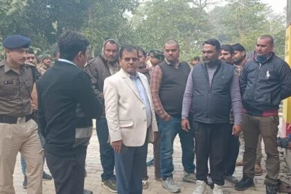 जिलाधिकारी ने पदाधिकारियों के साथ वीरपुर के बरैयपुरा बसहा स्थान का किया दौड़ा, विकास कार्य का किया समीक्षा 4