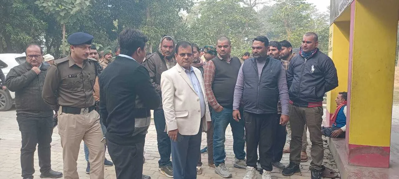 जिलाधिकारी ने पदाधिकारियों के साथ वीरपुर के बरैयपुरा बसहा स्थान का किया दौड़ा, विकास कार्य का किया समीक्षा 10