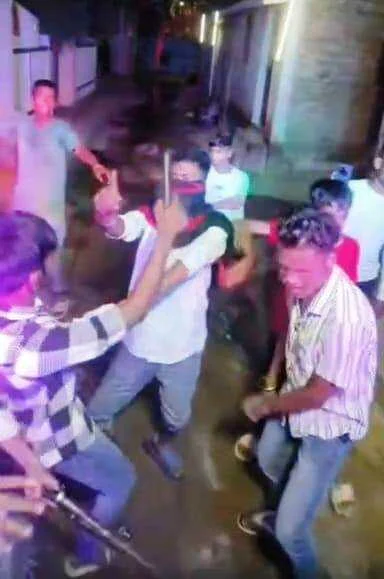 बेगूसराय में 'बंदूक वाला डांस': डीजे की धुन पर खुलेआम हथियार लहराते युवकों का वीडियो वायरल, पुलिस महकमे में हड़कंप 2