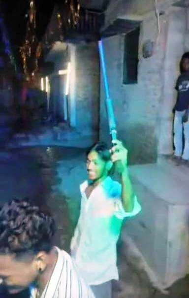 बेगूसराय में 'बंदूक वाला डांस': डीजे की धुन पर खुलेआम हथियार लहराते युवकों का वीडियो वायरल, पुलिस महकमे में हड़कंप 3