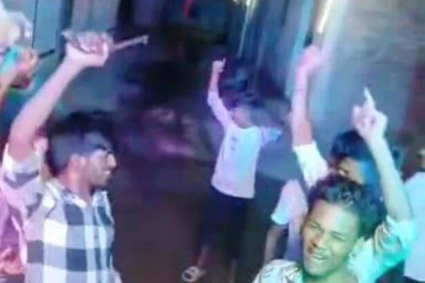 बेगूसराय में 'बंदूक वाला डांस': डीजे की धुन पर खुलेआम हथियार लहराते युवकों का वीडियो वायरल, पुलिस महकमे में हड़कंप 7