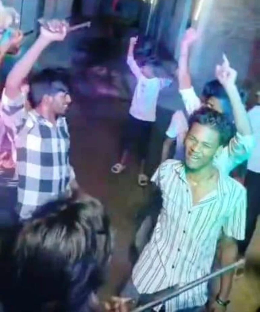 बेगूसराय में 'बंदूक वाला डांस': डीजे की धुन पर खुलेआम हथियार लहराते युवकों का वीडियो वायरल, पुलिस महकमे में हड़कंप 1