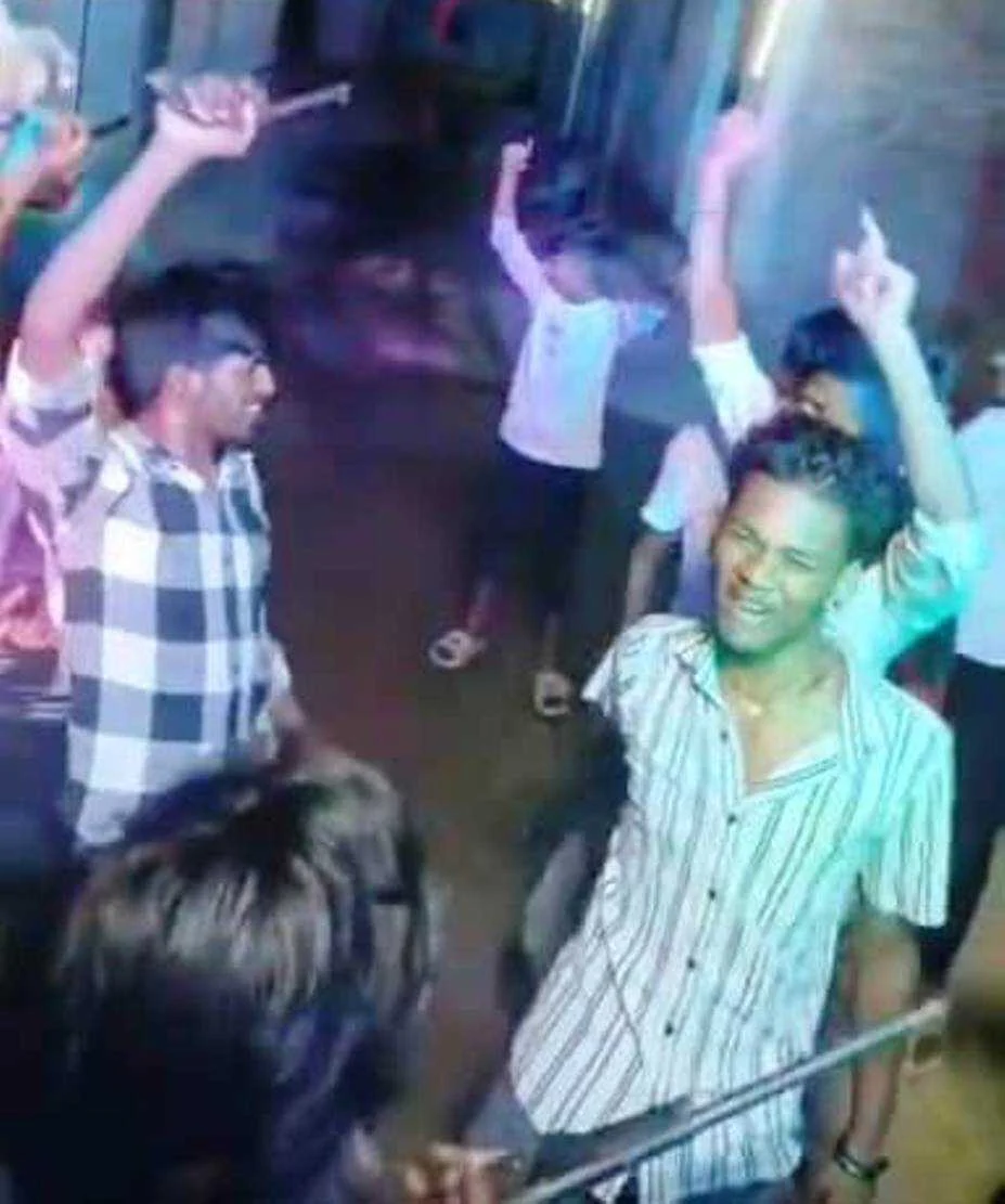 बेगूसराय में 'बंदूक वाला डांस': डीजे की धुन पर खुलेआम हथियार लहराते युवकों का वीडियो वायरल, पुलिस महकमे में हड़कंप 12