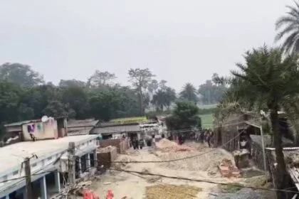 बेगूसराय में खूनी संघर्ष: जमीनी विवाद में जमकर चले लाठी-डंडे और पत्थर, मारपीट का वीडियो वायरल 51