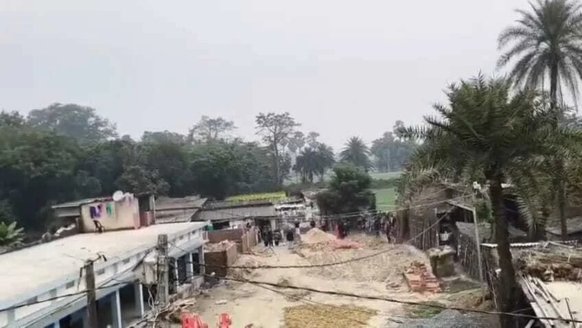 बेगूसराय में खूनी संघर्ष: जमीनी विवाद में जमकर चले लाठी-डंडे और पत्थर, मारपीट का वीडियो वायरल 6