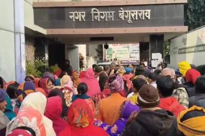 बेगूसराय में समान काम का समान वेतन की मांग को लेकर नगर निगम कर्मचारियों ने प्रशासन के खिलाफ किया प्रदर्शन 10