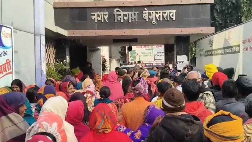 बेगूसराय में समान काम का समान वेतन की मांग को लेकर नगर निगम कर्मचारियों ने प्रशासन के खिलाफ किया प्रदर्शन 7