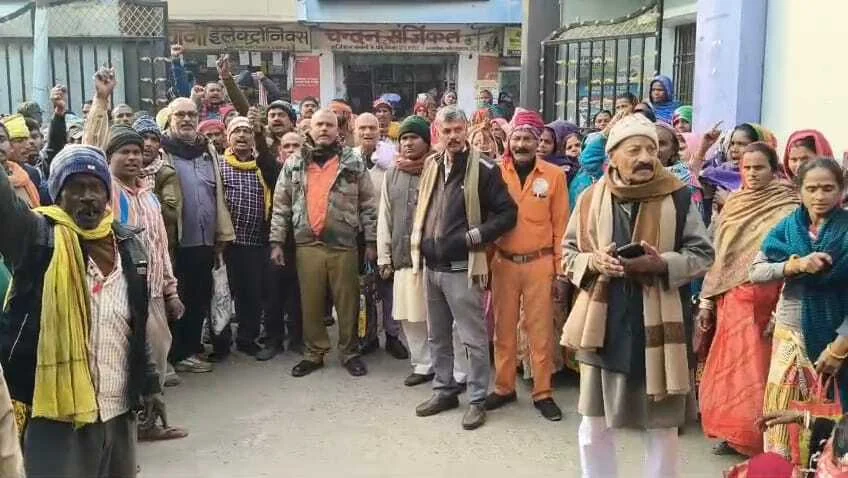बेगूसराय में समान काम का समान वेतन की मांग को लेकर नगर निगम कर्मचारियों ने प्रशासन के खिलाफ किया प्रदर्शन 2