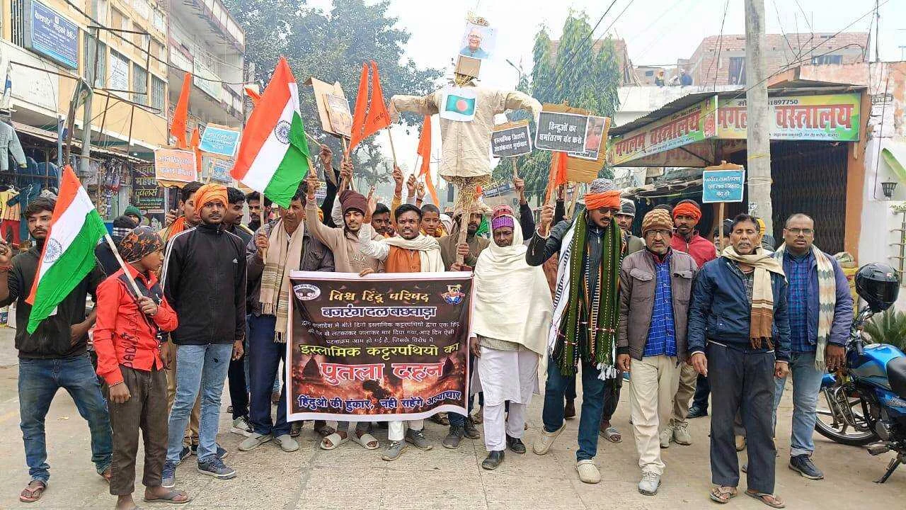 हिंदुओं पर अत्याचार के खिलाफ बछवाड़ा बजरंग दल के कार्यकर्ताओ ने बांग्लादेश के प्रधानमंत्री का पुतला फूंका 2