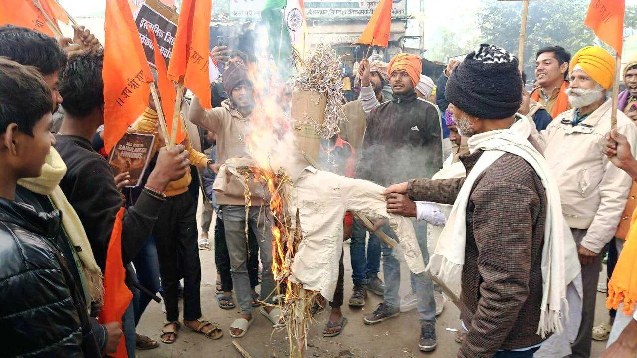 हिंदुओं पर अत्याचार के खिलाफ बछवाड़ा बजरंग दल के कार्यकर्ताओ ने बांग्लादेश के प्रधानमंत्री का पुतला फूंका 3