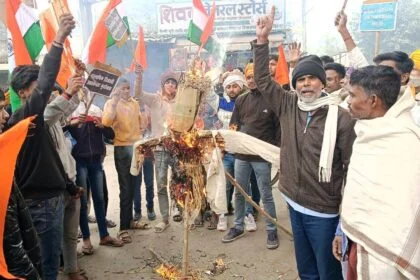 हिंदुओं पर अत्याचार के खिलाफ बछवाड़ा बजरंग दल के कार्यकर्ताओ ने बांग्लादेश के प्रधानमंत्री का पुतला फूंका 25