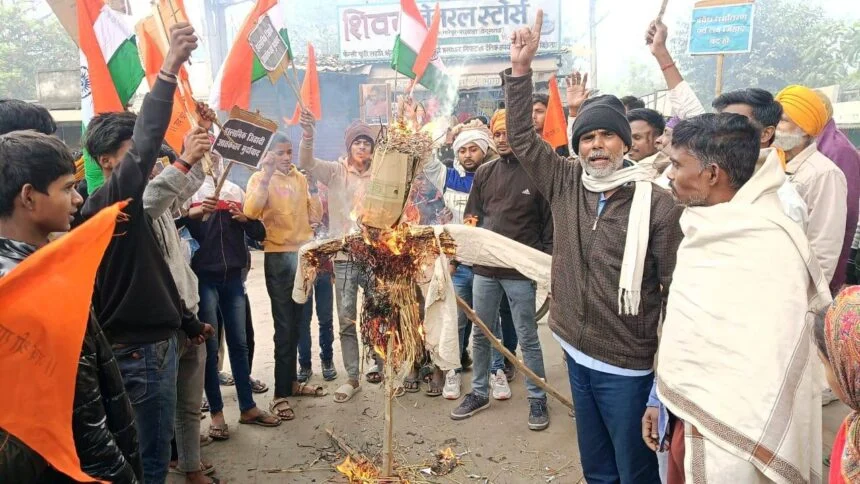 हिंदुओं पर अत्याचार के खिलाफ बछवाड़ा बजरंग दल के कार्यकर्ताओ ने बांग्लादेश के प्रधानमंत्री का पुतला फूंका 1