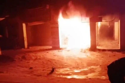 समस्तीपुर: मुस्कान श्रृंगार स्टोर में भीषण आग, 5 लाख से अधिक की संपत्ति जलकर राख 27