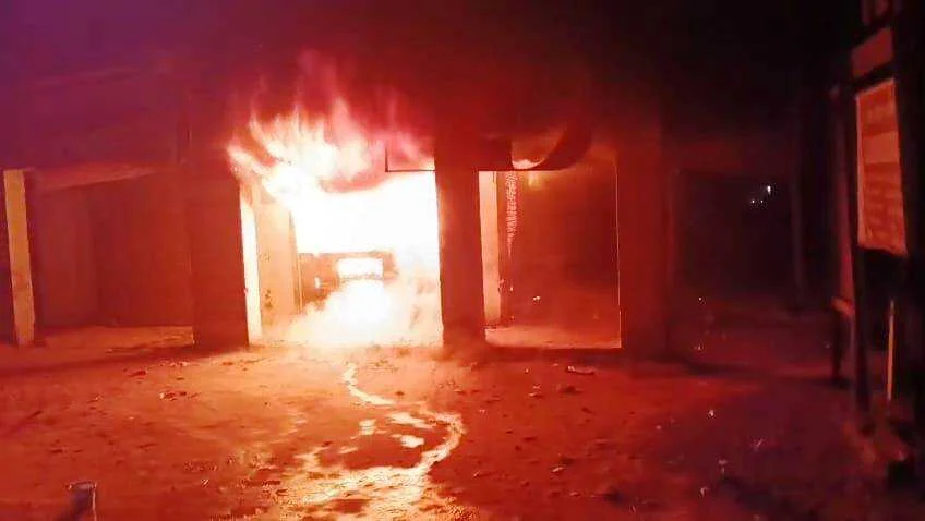 समस्तीपुर: मुस्कान श्रृंगार स्टोर में भीषण आग, 5 लाख से अधिक की संपत्ति जलकर राख 2