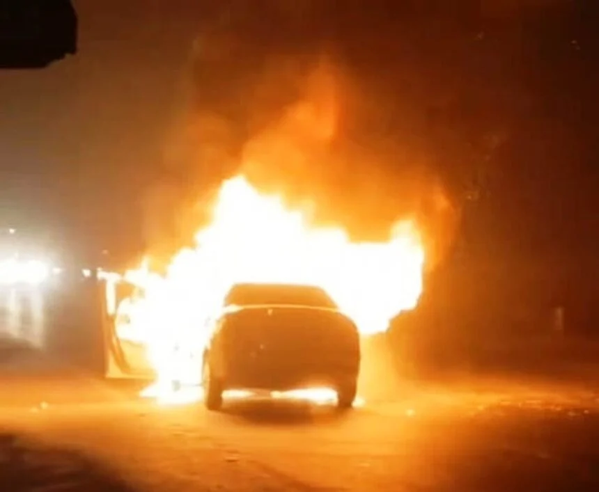 बेगूसराय में चलती कार में लगी भीषण आग, सूझबूझ से बची चालक की जान, गाड़ी राख 1