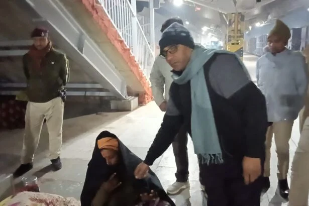 मानवता की सेवा में लगातार हमारा प्रयास है की ठंड से परेशान जरूरतमंद लोगों के बीच गर्म कपड़े एवं कम्बल उपलब्ध कराया जाए -करूनानिधि प्रसाद आर्य 3