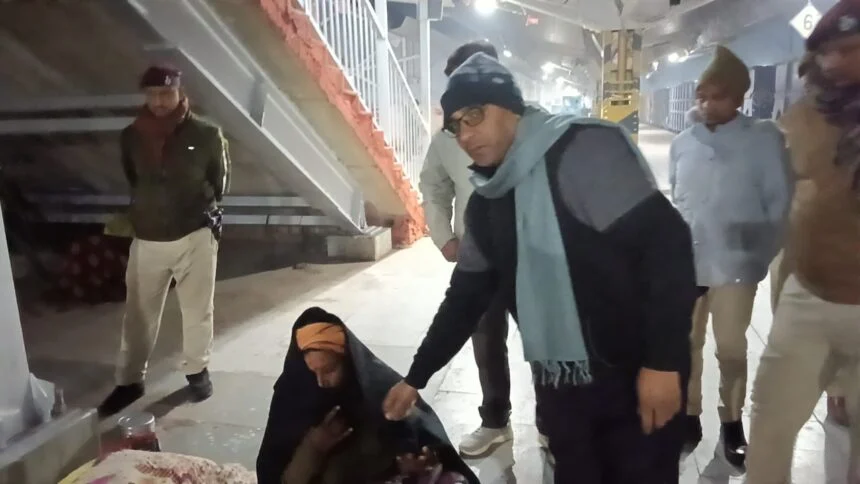 मानवता की सेवा में लगातार हमारा प्रयास है की ठंड से परेशान जरूरतमंद लोगों के बीच गर्म कपड़े एवं कम्बल उपलब्ध कराया जाए -करूनानिधि प्रसाद आर्य 1