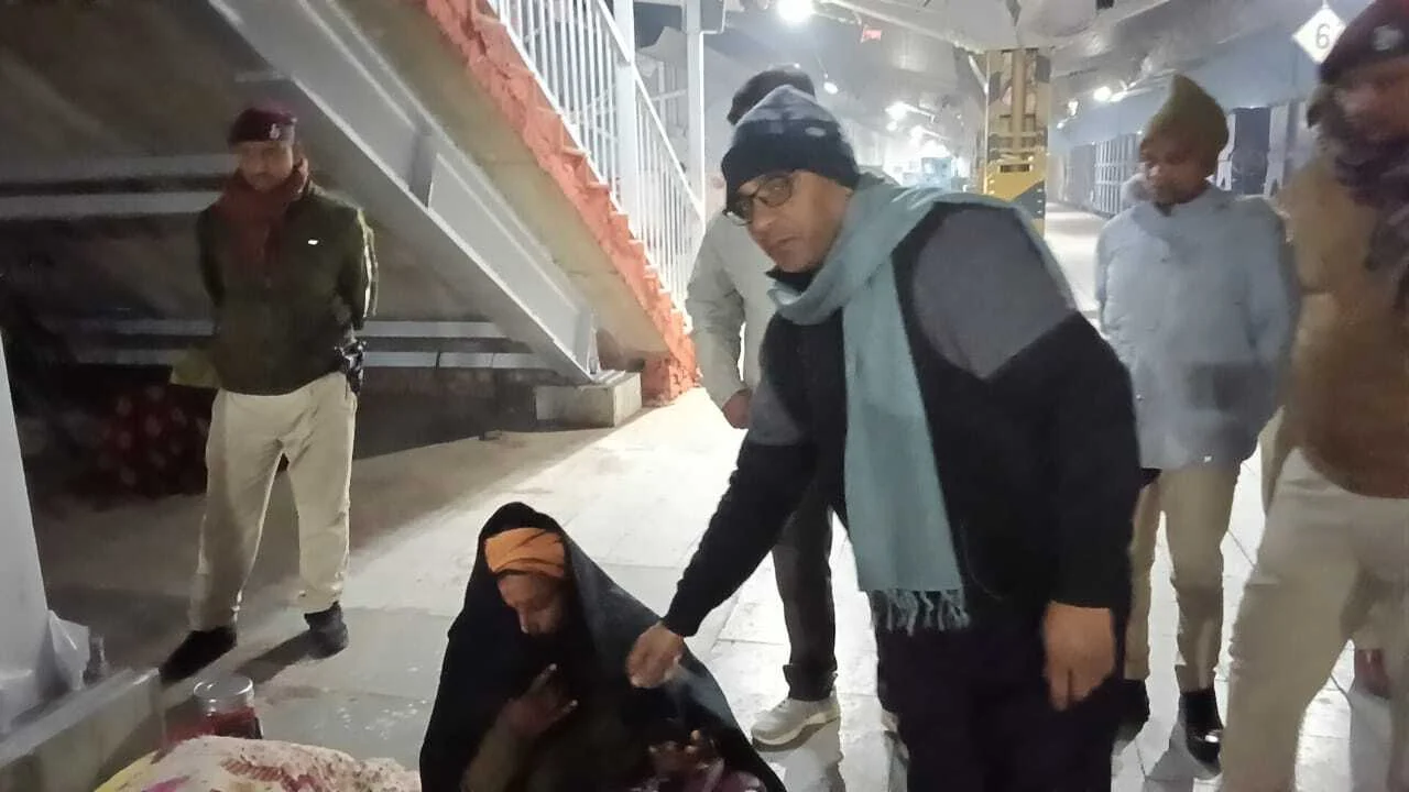 मानवता की सेवा में लगातार हमारा प्रयास है की ठंड से परेशान जरूरतमंद लोगों के बीच गर्म कपड़े एवं कम्बल उपलब्ध कराया जाए -करूनानिधि प्रसाद आर्य 5