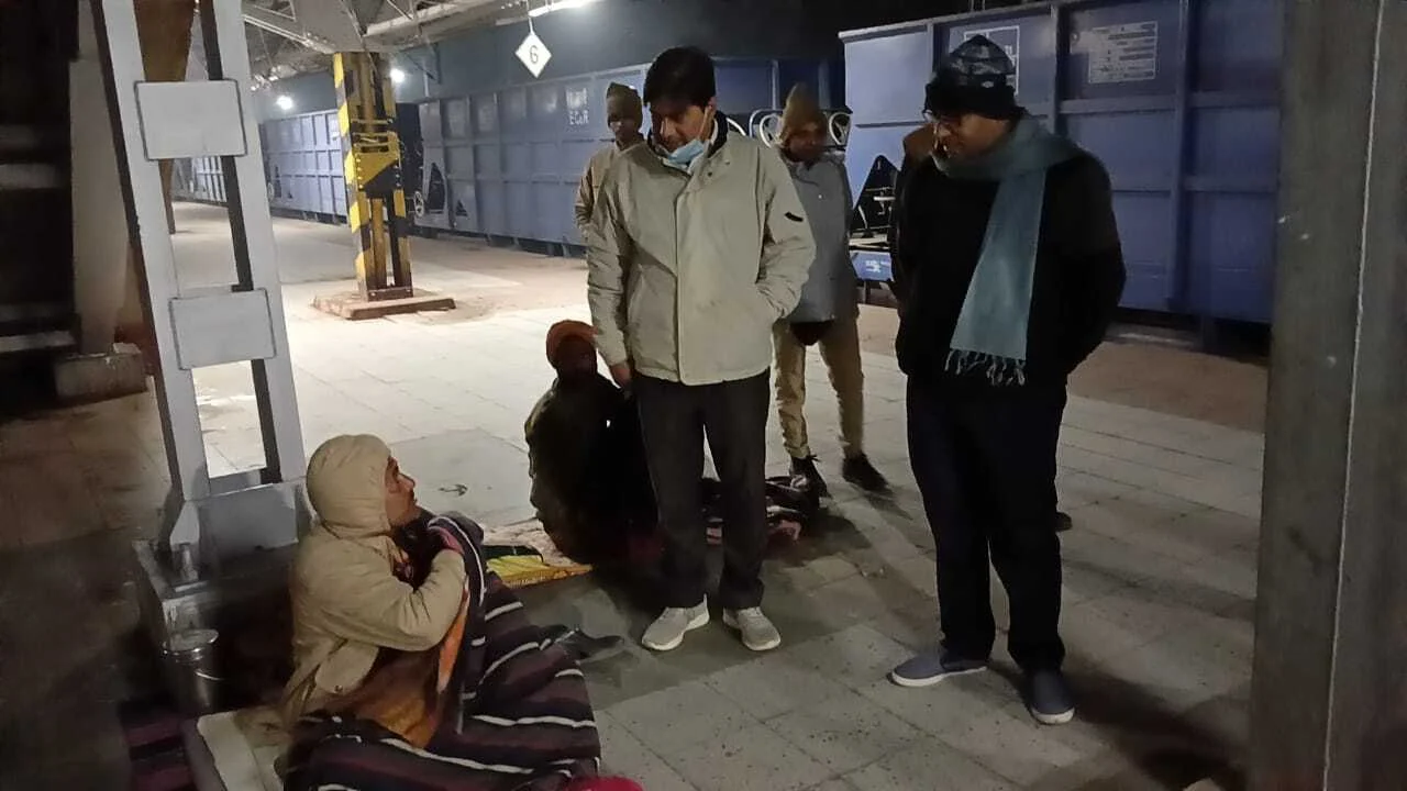 मानवता की सेवा में लगातार हमारा प्रयास है की ठंड से परेशान जरूरतमंद लोगों के बीच गर्म कपड़े एवं कम्बल उपलब्ध कराया जाए -करूनानिधि प्रसाद आर्य 2