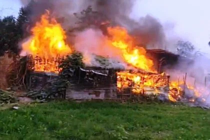 बेगूसराय में आग का तांडव: छौड़ाही में एक दर्जन घर जलकर राख, 25 लाख से अधिक की संपत्ति का नुकसान 26